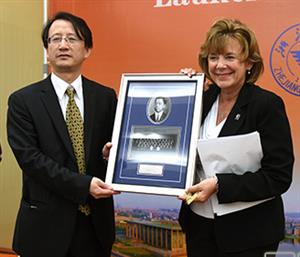 Chancellor Barbara Wilson presented a commemorative photo plaque of prominent Chinese meteorologist, geologist, and educator Chu Kochen to ZJU President Wu Zhaohui. A former president of Zhejiang University, Chu came to United States in 1910 to continue his education, graduating from College of Agriculture at Illinois in 1913. 