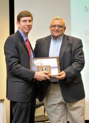 Interim Dean Michael B. Bragg presents the College of Engineering at Illinois Everitt Award to NPRE Prof. Magdi Ragheb.