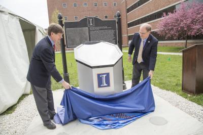 NPRE Department Head Jim Stubbins and ANS President Eugene Grecheck unveil the marker.