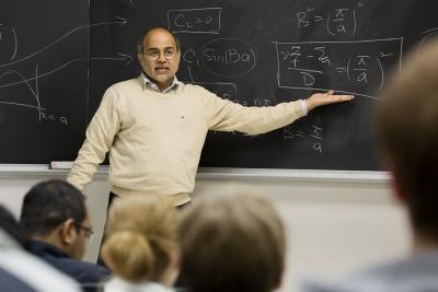 Rizwan Uddin teaching a class.