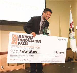 Aadeel Akhtar receives the Illinois Innovation Prize in 2016.