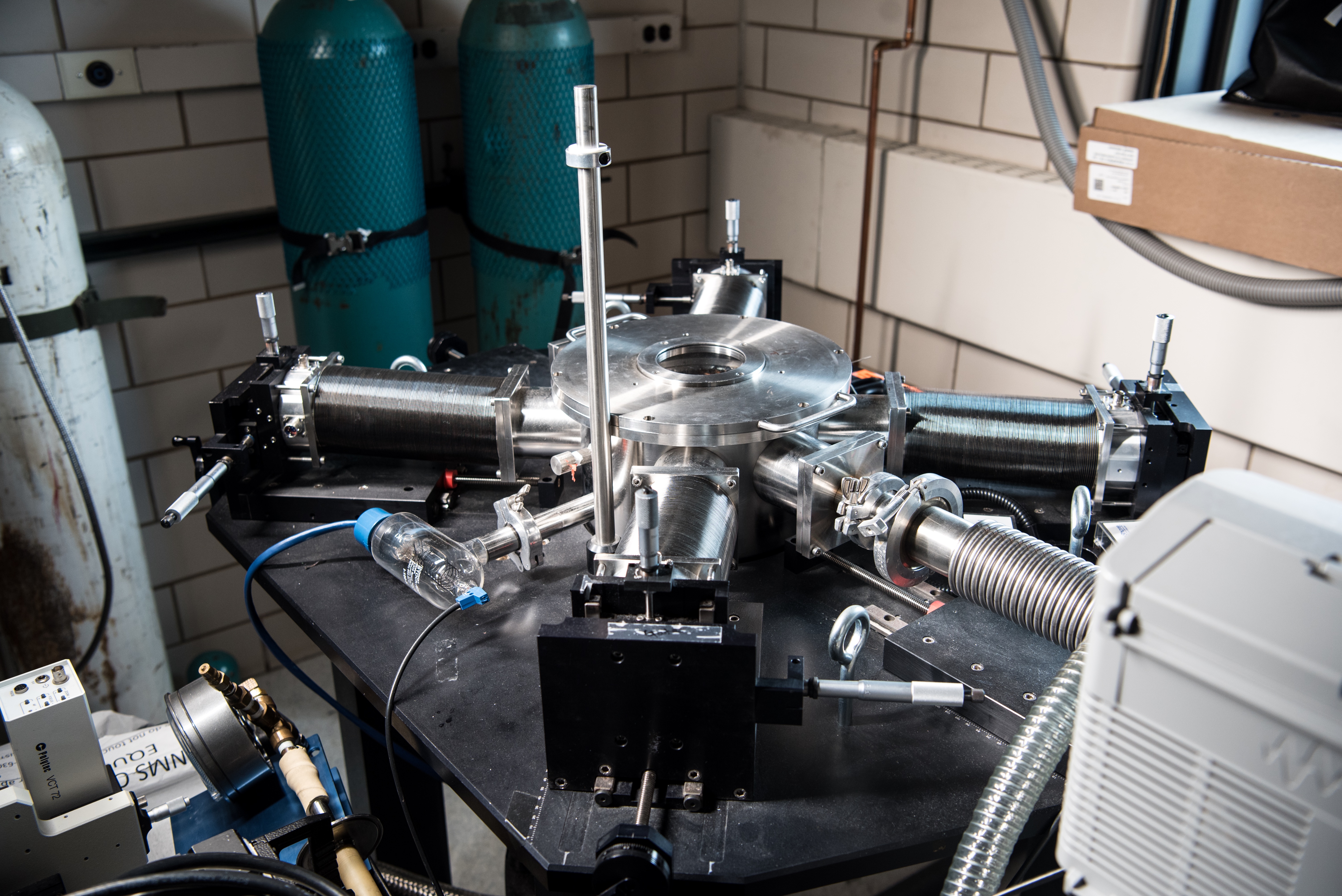 Temperature-Controlled Cryogenic Vacuum Probe Station
