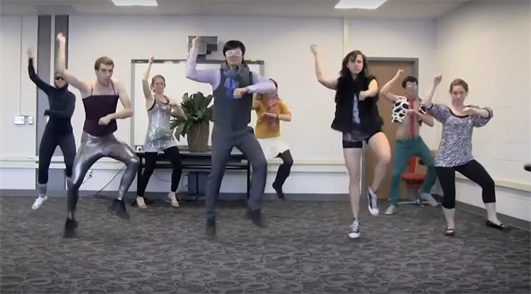 点击播放视频:伊利诺斯物理Gangnam风格