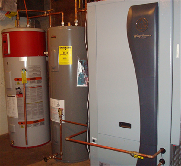 水炉7系列热泵,地热系统的核心。还显示预热槽(灰色)和热水器(白色和红色),下面讨论。